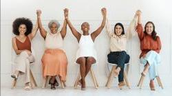 商界女性高举双手庆祝